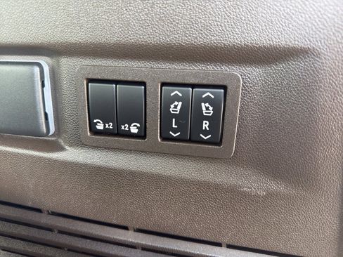 Used 2022 Chevrolet Tahoe LT w/ Luxury Package image 37