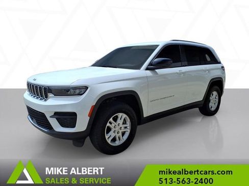 Used 2023 Jeep Grand Cherokee Laredo AWD/4WD image 3