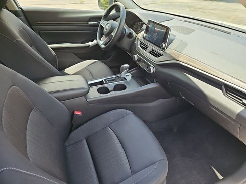 Used 2025 Nissan Altima 2.5 SV FWD image 11