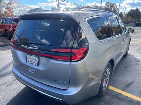 Used 2021 Chrysler Pacifica Touring-L image 5