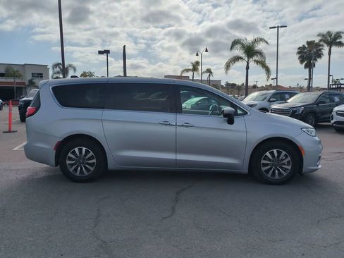 Used 2023 Chrysler Pacifica Touring-L FWD image 9