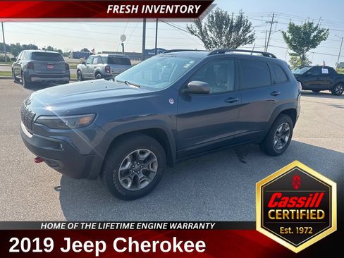 Used 2019 Jeep Cherokee Trailhawk w/ Cold Weather Group AWD/4WD image 1