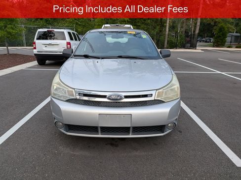 Used 2010 Ford Focus SE FWD image 2