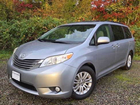 Used 2012 Toyota Sienna XLE w/ Premium Pkg image 7