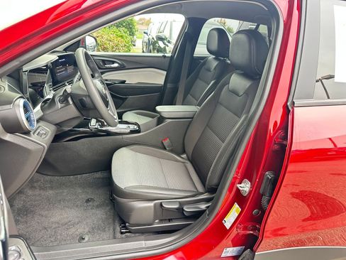 Used 2025 Chevrolet Trax LT image 36