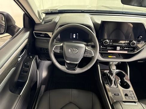 New 2026 Toyota Highlander Limited image 22