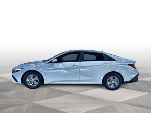 Used 2024 Hyundai Elantra SE FWD image 5
