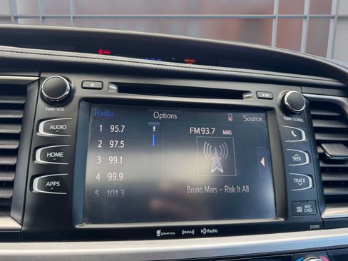 Used 2019 Toyota Highlander XLE AWD/4WD image 28