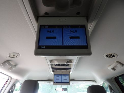 Used 2010 Chrysler Town & Country Touring w/ Entertainment Group #2 FWD image 23