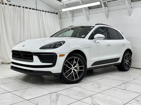 Certified 2024 Porsche Macan image 6