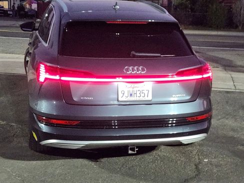 Used 2021 Audi e-tron Prestige w/ Prestige Package image 9