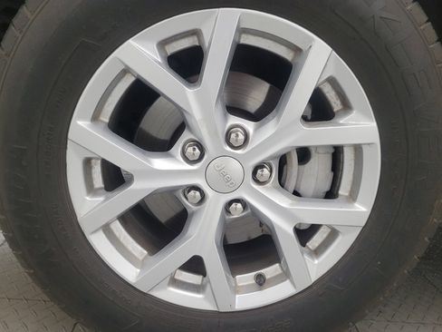 Used 2023 Jeep Grand Cherokee Limited image 31