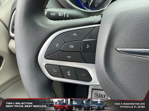 Used 2023 Chrysler Pacifica Touring-L FWD image 28