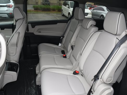 New 2026 Honda Odyssey Touring image 8