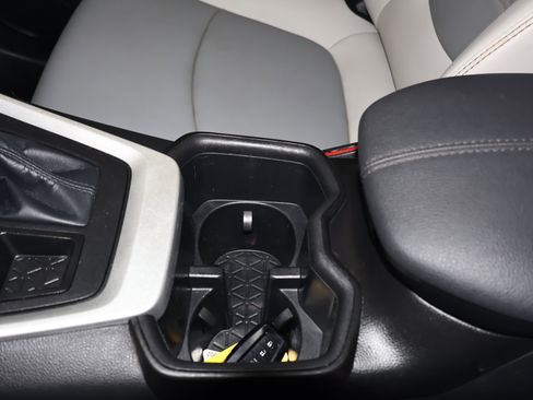 Used 2022 Toyota RAV4 XLE Premium image 34