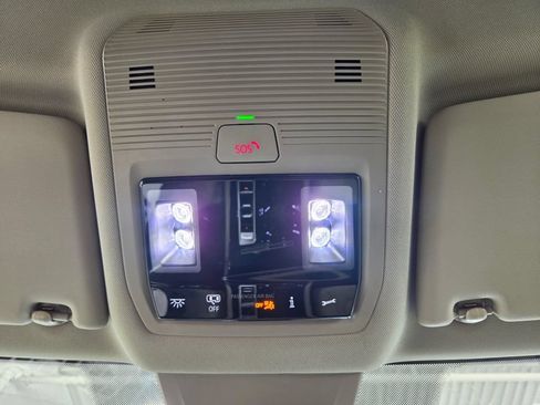 Used 2025 Volkswagen Atlas SE AWD/4WD image 51