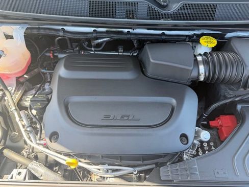 Certified 2025 Chrysler Pacifica Select FWD image 31