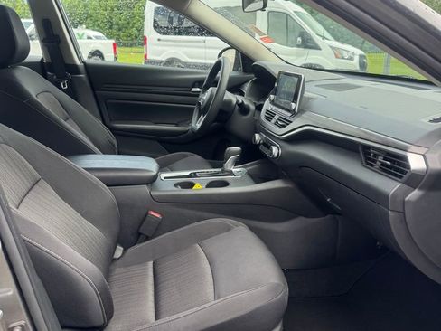 Used 2025 Nissan Altima 2.5 SV FWD image 9