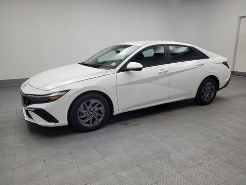 Used 2024 Hyundai Elantra SEL image 2