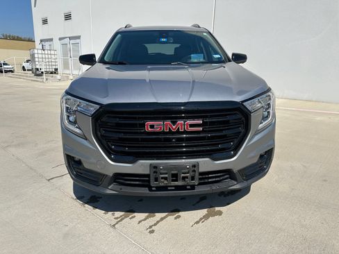 Used 2024 GMC Terrain SLT w/ Tech Package FWD image 2