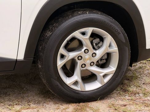 Used 2024 Chevrolet Trax LS w/ LS Convenience Package FWD image 9