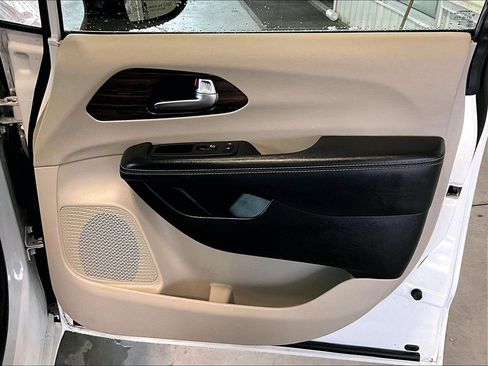 Used 2023 Chrysler Pacifica Limited image 12