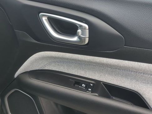 Used 2024 Jeep Compass Latitude image 35