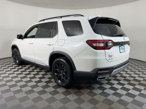 New 2025 Honda Pilot Touring image 3