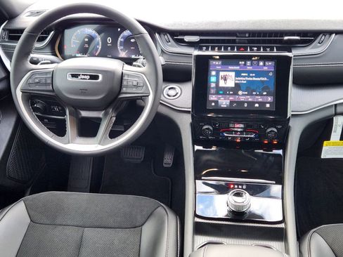 New 2025 Jeep Grand Cherokee Altitude image 23