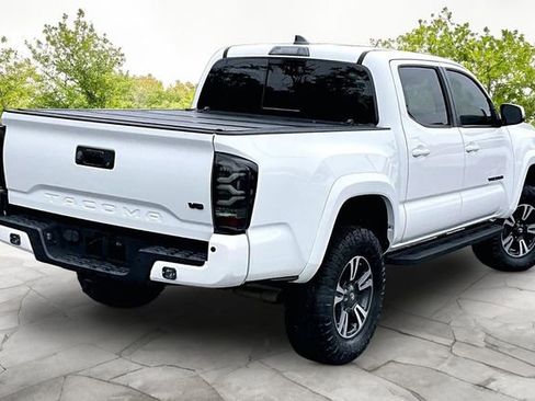 Used 2018 Toyota Tacoma TRD Sport w/ Technology Package AWD/4WD image 2