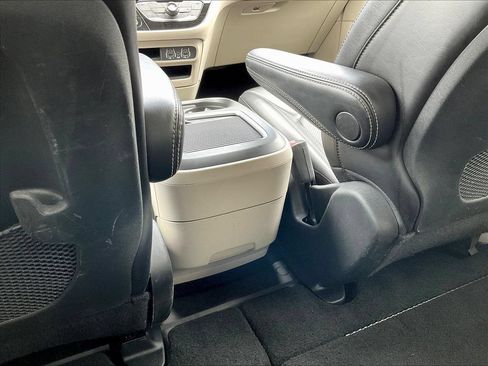 Used 2023 Chrysler Pacifica Touring-L FWD image 12