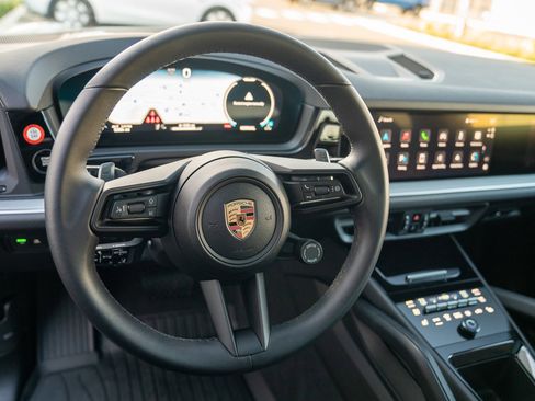 Used 2025 Porsche Cayenne image 13