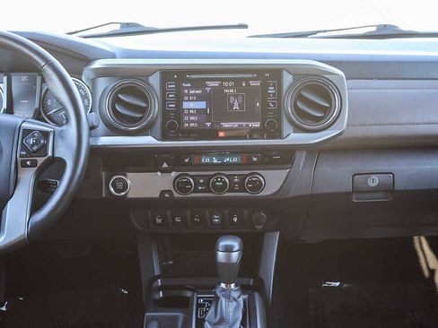 Used 2017 Toyota Tacoma Limited image 13