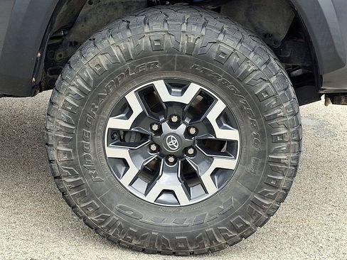Used 2022 Toyota Tacoma TRD Off-Road w/ Technology Package image 8