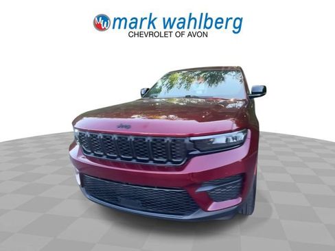 Used 2024 Jeep Grand Cherokee Altitude AWD/4WD image 3