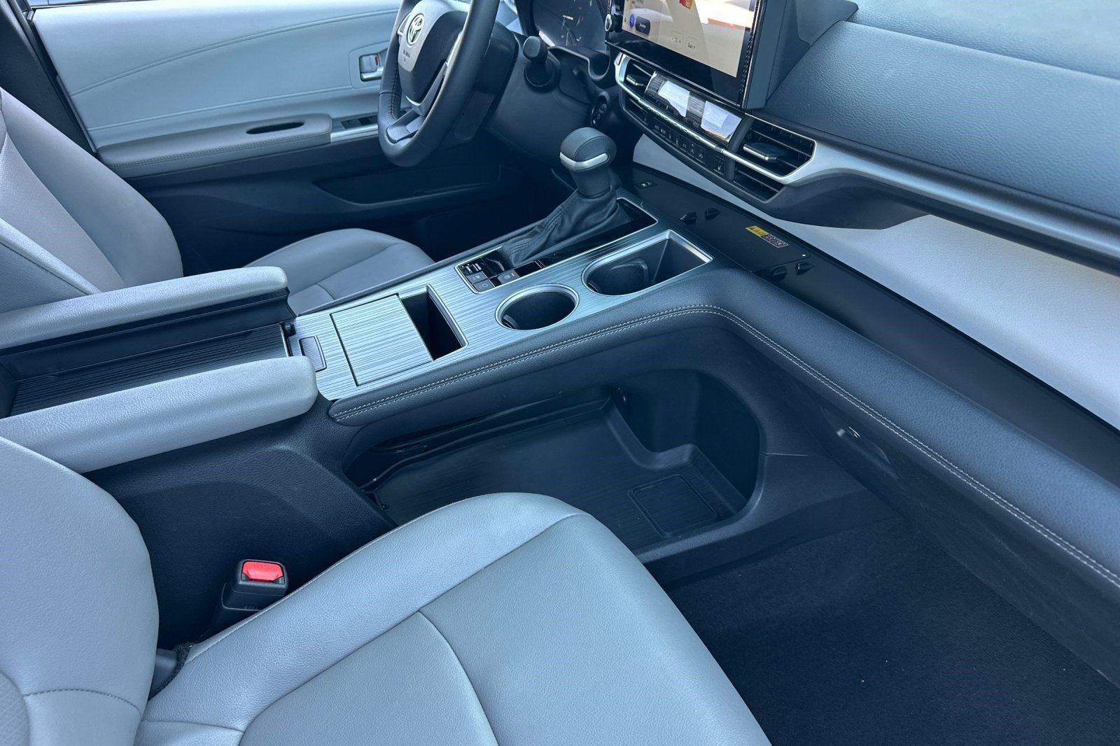 Used 2026 Toyota Sienna XLE FWD image 33