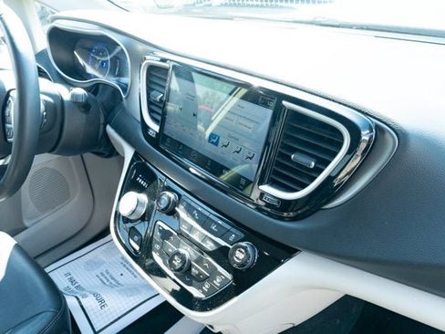 Used 2024 Chrysler Pacifica Touring-L FWD image 42