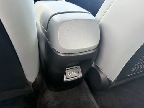 Used 2024 Hyundai Elantra Limited image 12