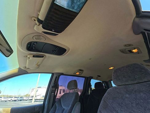 Used 2000 Chrysler Town & Country LX image 8