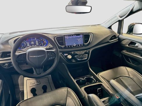 Used 2025 Chrysler Pacifica Limited FWD image 23