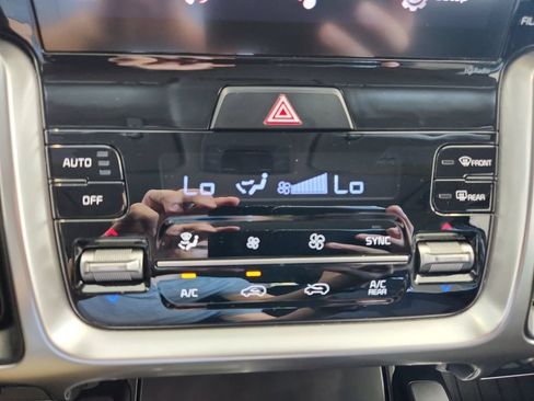 Used 2023 Kia Sorento AWD image 16