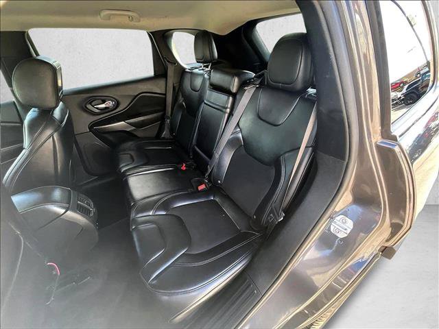 Used 2019 Jeep Cherokee Latitude Plus w/ Comfort/Convenience Group FWD image 25