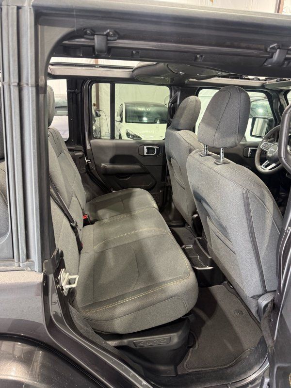 Used 2024 Jeep Wrangler Unlimited Sahara AWD/4WD image 12