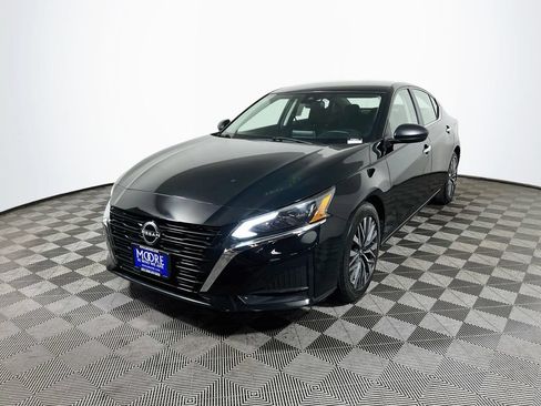 Used 2025 Nissan Altima 2.5 SV FWD image 3