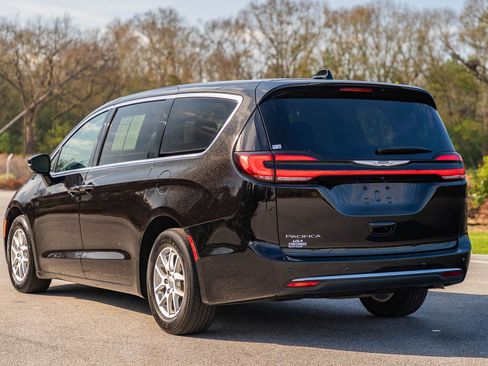 Used 2024 Chrysler Pacifica Touring-L image 5