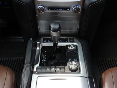 Used 2019 Toyota Land Cruiser w/ Four Season Floor Mat Package image 70