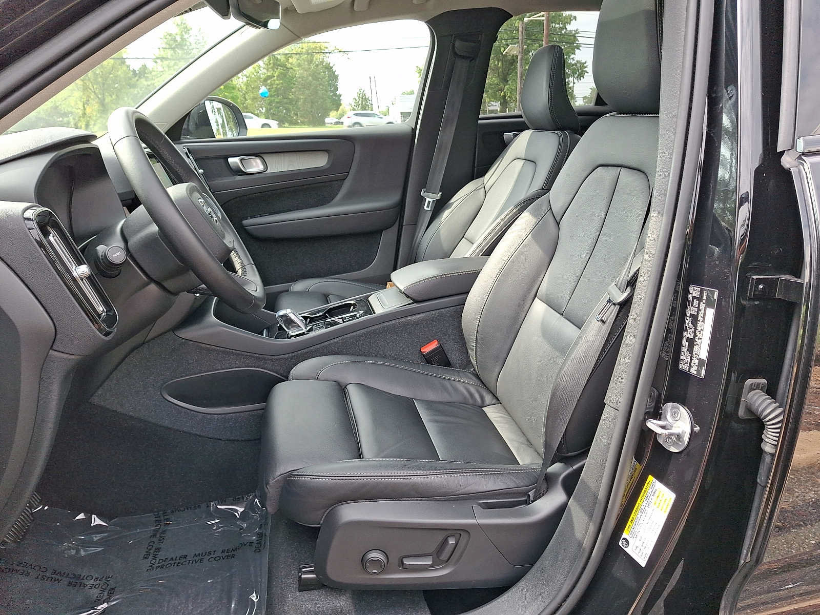 Used 2023 Volvo XC40 B5 Plus w/ Protection Package Premier AWD/4WD image 10