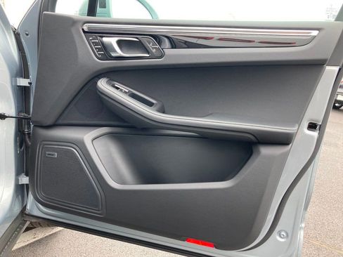 Used 2024 Porsche Macan image 31