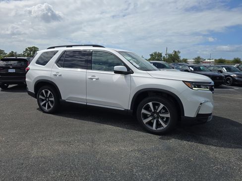 New 2025 Honda Pilot Touring image 2