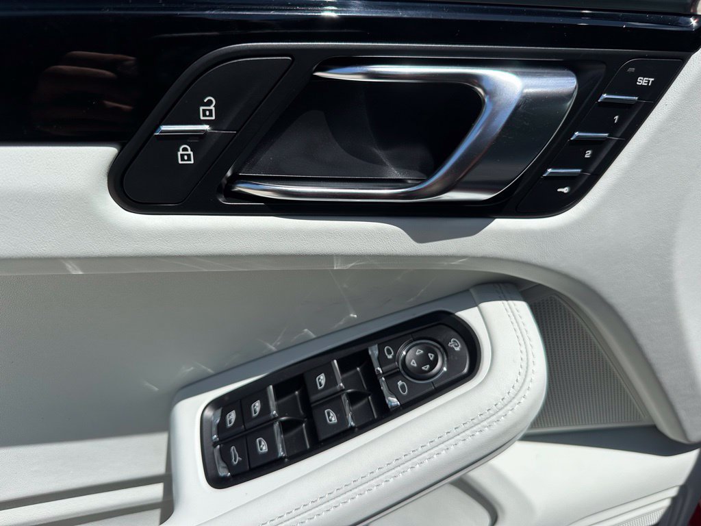 Used 2026 Porsche Macan AWD/4WD image 15